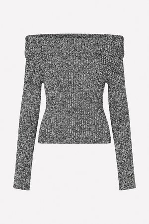 Pull en tricot noir et blanc à épaules dénudées, avec des manches longues, une texture côtelée et un design ajusté, présentant une longueur cropped.