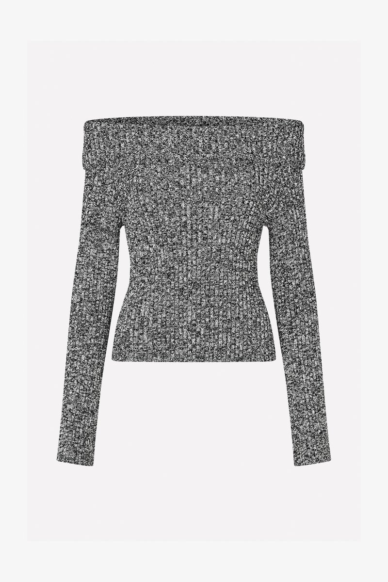 Pull en tricot noir et blanc à épaules dénudées, avec des manches longues, une texture côtelée et un design ajusté, présentant une longueur cropped.