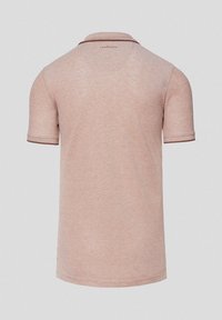 Jasnoróżowa koszulka polo z krótkim rękawem, z prążkowanym kołnierzykiem i krawędziami rękawów, z delikatną teksturą i małym logo marki z tyłu.