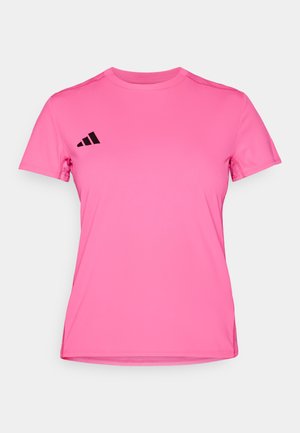 Lyserød atletisk t-shirt lavet af letvægtsstof. Den har korte ærmer, rund halsudskæring og et sort tre-stribe logo på venstre skulder.