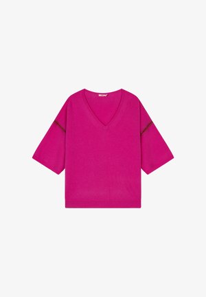 Fuchsia V-hals trui met korte mouwen, gemaakt van zachte stof, met een geribde zoom en decoratieve details op de mouwen.