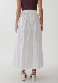 TUSSAH MEG  - Gonna a campana - white