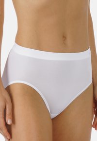 Slip bianchi a vita alta realizzati in materiale liscio, con un girovita e aperture per le gambe senza cuciture, che offrono una copertura completa e un design elegante.