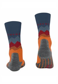 Un paio di calze sportive di lunghezza media con punte blu, motivi ispirati alla montagna in rosso e arancione, e talloni e suole imbottiti grigi.