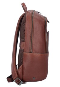Sac à dos en cuir marron avec un panneau latéral texturé, deux compartiments zippés et un dos rembourré ; sangle ajustable pour le confort et la stabilité.