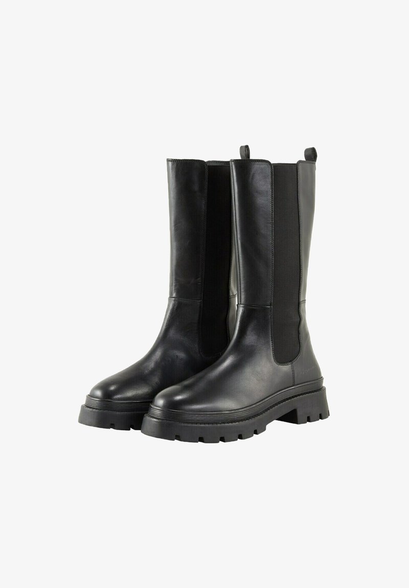 Bottines noires avec une finition en cuir lisse, des panneaux latéraux élastiques et des semelles en caoutchouc épaisses. Dotées de languettes pour un enfilage facile.