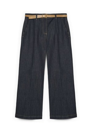 Donkerblauwe wijde denim broek met voorzakken en een beige leren riem door de tailleband.