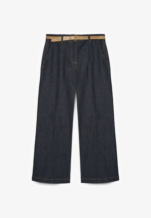 Pantalones vaqueros de pierna ancha de color azul oscuro con bolsillos delanteros y un cinturón de cuero marrón claro pasado por la pretina.