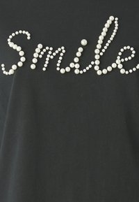 ONLY ONLAMY PEARL BOX - Trükipildiga T-särk - black