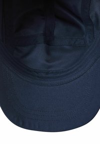 Cappellino da baseball blu navy realizzato in tessuto morbido, con visiera curvata e cuciture ben fatte, dotato di una fascia interna per il sudore per maggiore comfort.