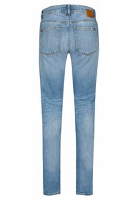 Pantalones vaqueros de denim azul claro con un ajuste slim, diseño estándar de cinco bolsillos y una cintura de altura media con una parche de cuero marrón en la parte trasera.