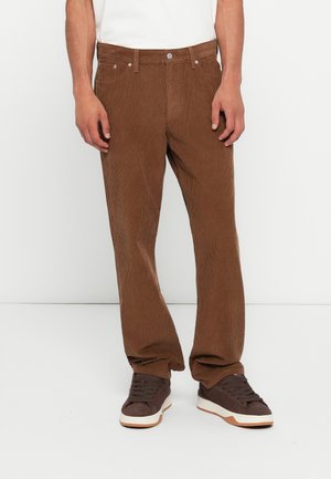 Pantalones de pana marrones con pierna recta, que cuentan con cierre de botón y cremallera, bolsillos laterales y una tela texturizada de canalé.