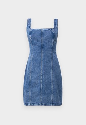Rochie din denim cu decolteu pătrat, formă ajustată și detalii cu cusături verticale. Culoare albastru deschis și material cu greutate medie, cu o textură fină.