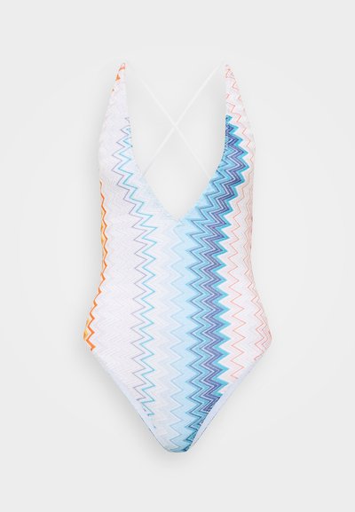 Egy részes fürdőruha kék, narancssárga és fehér árnyalatú zigzag mintával; mély V-kivágás és keresztbefutó hátrész kialakítással. Sima textúra.