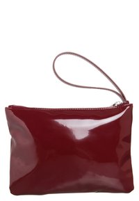 Burgundowa torebka na zamek z lakierowanej skóry z wąskim paskiem na nadgarstek, charakteryzująca się gładką, błyszczącą teksturą i minimalistycznym designem.