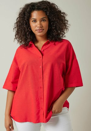 Camicia rossa a maniche corte con bottoni, realizzata in tessuto leggero, caratterizzata da una vestibilità rilassata e una sottile texture.