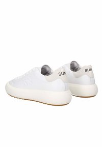 Sneakers bianchi in pelle con finitura liscia, suole a piattaforma e dettagli in grigio chiaro sul tallone. Caratterizzati dal logo "SUN" nella parte posteriore.