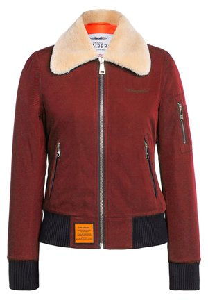 Rode bomberjack met een nepbont kraag, ritssluiting, zijzakken en ribgebreide manchetten. Heeft een oranje label aan de zoom.