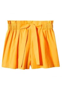 Pantaloni corti arancioni brillanti realizzati in tessuto leggero, con vita elastica e cintura annodata frontale. Il design plissettato aggiunge texture.