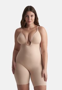 Body nudo con spalline regolabili e scollatura a V profonda, realizzato in tessuto morbido ed elastico e lunghezza a metà coscia.