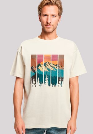 Crème katoenen T-shirt met een grafische print van bergen en bomen in teal, oranje en roze, met een relaxte fit en korte mouwen.