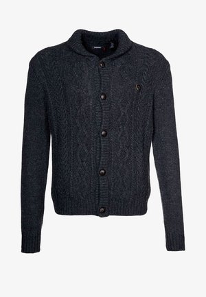 Cardigan gris foncé en maille torsadée avec cinq boutons à l'avant, poignets et ourlet côtelés, et un petit logo en écusson sur la poitrine gauche.