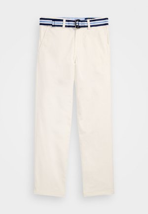 Pantalones de un beige claro con corte recto, que cuentan con un cinturón de rayas azul marino y dos bolsillos frontales. Textura suave, diseño casual y sin patrones.