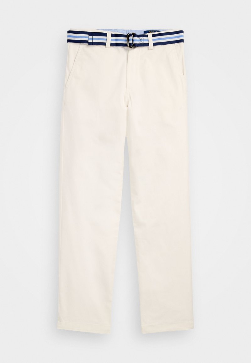 Calças bege claro com corte direito, apresentando um cinto riscado em azul-marinho e dois bolsos frontais. Textura suave, design casual e sem padrões.