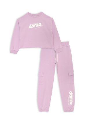 Felpa cropped di color viola chiaro con testo bianco e pantaloni abbinati dotati di tasche cargo e polsini elasticizzati. Realizzati in un tessuto morbido.
