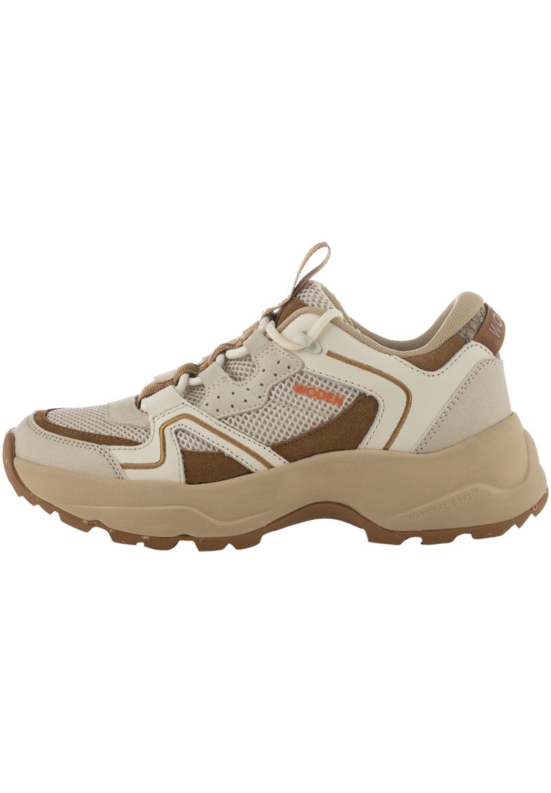 Beżowo-brązowy sneaker wykonany z siateczki i zamszu, z masywną podeszwą, wyściełanym kołnierzem oraz kontrastującym pomarańczowym logo.