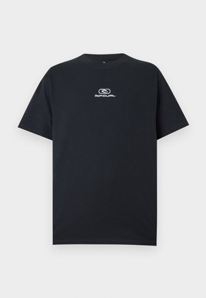 T-shirt noir à manches courtes et col rond avec un petit logo blanc Rip Curl et un texte centré sur la poitrine sur fond blanc.