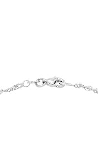 Collana in argento con chiusura a granchio collegata a un piccolo anello di giunzione su sfondo bianco.