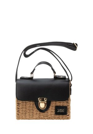 Borsa rettangolare in paglia intrecciata con patta in pelle nera, chiusura dorata, manico superiore, tracolla regolabile e patch con logo "Xti" sul davanti.