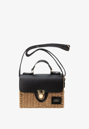 Bolso rectangular de paja tejida con solapa de cuero negro, cierre dorado, asa superior, correa ajustable para el hombro y parche con el logo "Xti" en el frente.