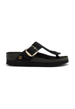 Flip-flop in morbido camoscio nero con una larga fascia e una fibbia in metallo dorato. Presenta una suola nera texturizzata e un design minimalista.