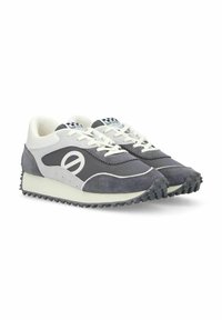Zapatillas que presentan un diseño en gris oscuro y blanco, con materiales de ante y malla, forma redondeada, cordones planos y suela de goma texturizada.