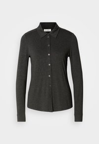 Chemise gris foncé à manches longues avec boutons sur le devant et col classique, montrant une coupe slim et une texture de tissu lisse.