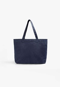 Sac fourre-tout en toile bleu marine avec deux poignées en tissu robustes. Forme rectangulaire, surface texturée et design ouvert sur le dessus.