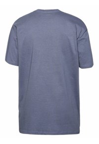 T-maica s kratkimi rokavi iz mehkega, lahkega blaga; enobarvna svetlo modra barva; okrogla izreza; sproščen kroj; gladka tekstura brez vidnih vzorcev.