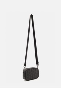 Borsa a tracolla rettangolare nera con tracolla regolabile e motivo geometrico sottile sul davanti, mostrata su uno sfondo neutro.