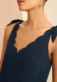 Love & Roses V NECK SCALLOP DETAIL TIE SHOULDER - REGULAR FIT - Blūze - navy blue
