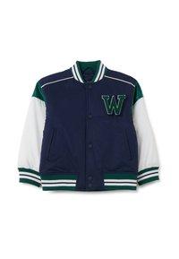 Giacca varsity blu navy con dettagli verdi, maniche bianche, polsini a costine verdi e bianchi, e ricamo della "W" sul petto. Due tasche laterali.