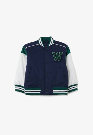 Marineblaue Collegejacke mit grünen Akzenten, weißen Ärmeln, gerippten grünen und weißen Bündchen sowie einem gestickten "W" auf der Brust. Zwei Seitentaschen.