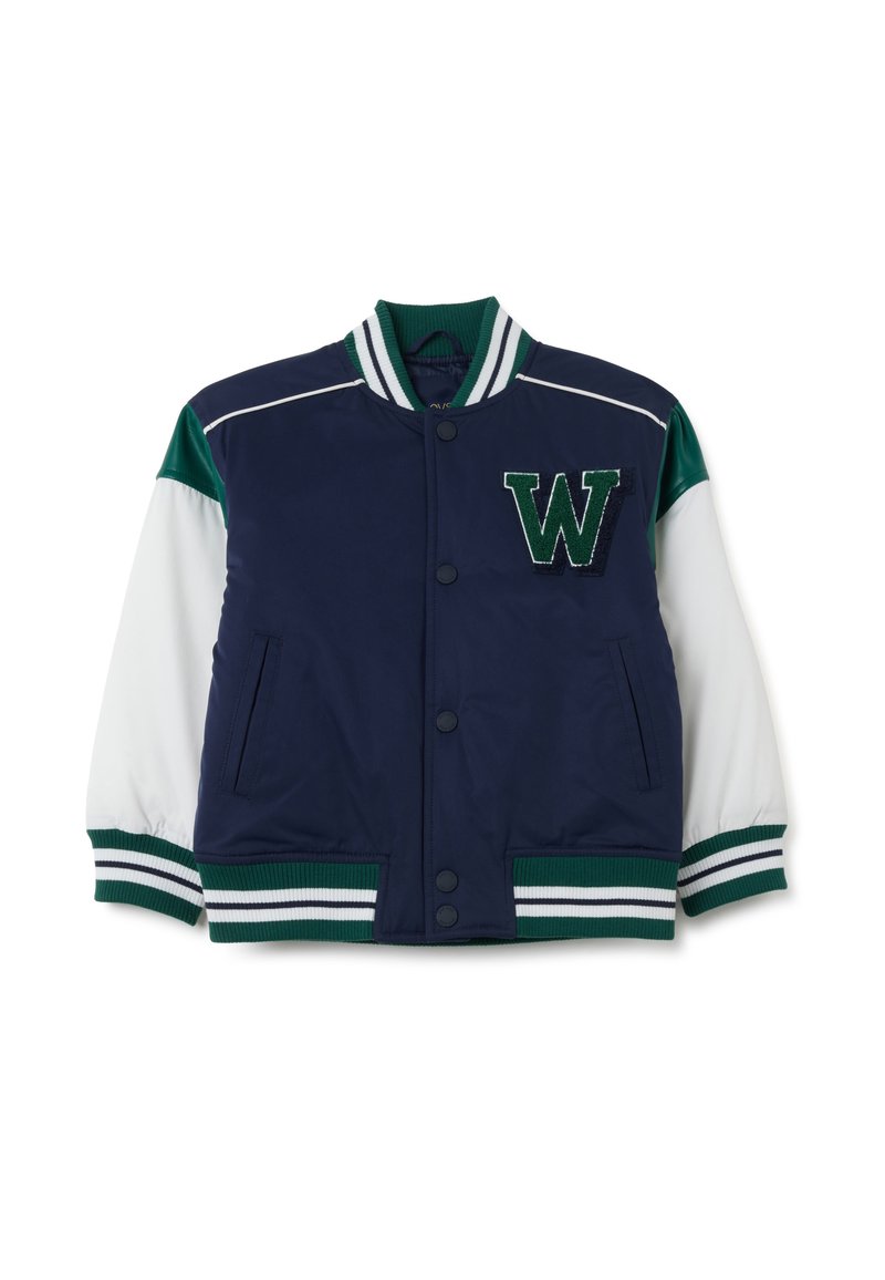 Giacca varsity blu navy con dettagli verdi, maniche bianche, polsini a costine verdi e bianchi, e ricamo della "W" sul petto. Due tasche laterali.