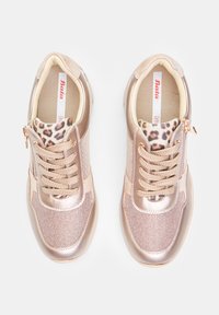 Baskets en rose gold métallique avec tissu texturé, doublure imprimée animal et fermeture à lacets. Présente une fermeture éclair sur le côté et une languette rembourrée.
