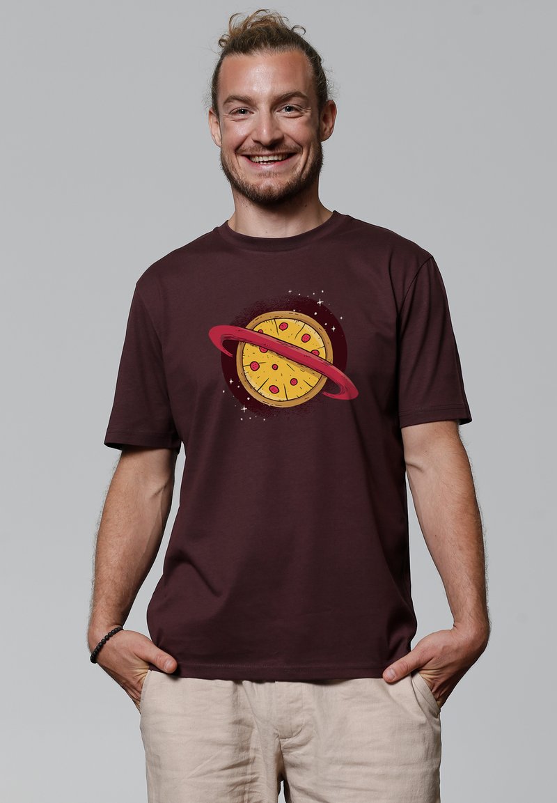 Bordeauxfarbenes Baumwoll-T-Shirt mit einem Grafikdesign eines Pizzastücks, umgeben von einem roten Ring, vor einem strukturierten Hintergrund mit Sternen.