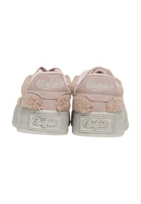 Paire de baskets Buffalo roses et duveteuses vues de dos avec des semelles épaisses texturées et des logos Buffalo sur le talon et la partie supérieure.