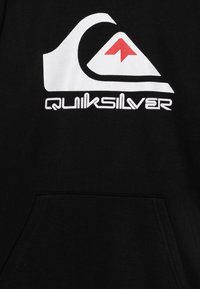 Μαύρη φούτερ με κουκούλα με μεγάλο λευκό και κόκκινο λογότυπο Quiksilver. Περιλαμβάνει μπροστινή τσέπη και μαλακό, υφασμάτινο υλικό.