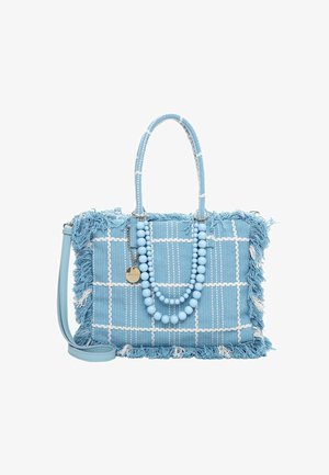 Blå frynset shopper taske med vævet mønster, der har hvide gitterdetaljer og en perlesnor som rem. Indeholder en aftagelig charme og en skulderrem.