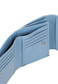 Portafoglio in pelle blu con molteplici scomparti per carte, chiusura a scatto e superficie liscia con dettagli di cucitura.